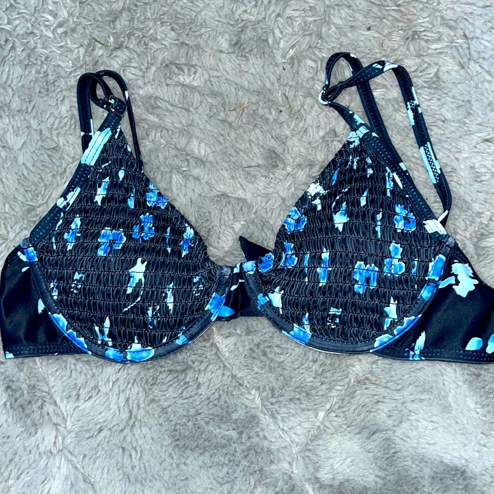 I’m selling a bikini top